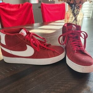Nike Suade Mens SB BLAZER MID Red and White High-Top Sneakers